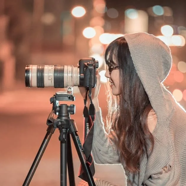 Jeune fille qui prends une photo pour la création d'un site web pour photographes